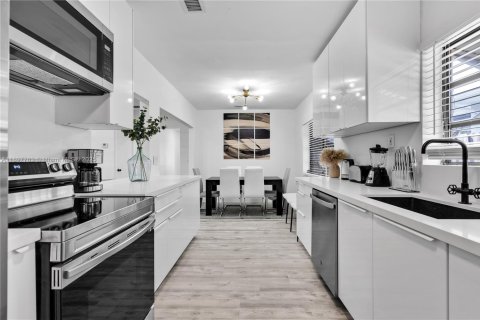 House in Miami Beach, Florida 4 bedrooms, 208.94 sq.m. № 1949215 - photo 12