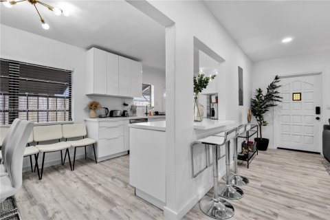 House in Miami Beach, Florida 4 bedrooms, 208.94 sq.m. № 1949215 - photo 10