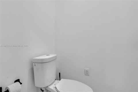 House in Miami Beach, Florida 4 bedrooms, 208.94 sq.m. № 1949215 - photo 24