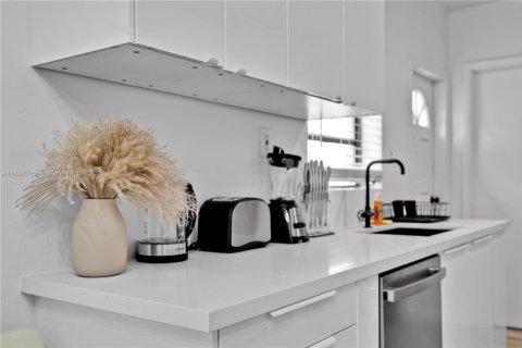 House in Miami Beach, Florida 4 bedrooms, 208.94 sq.m. № 1949215 - photo 14