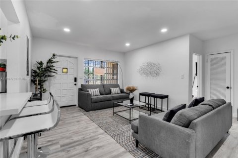 House in Miami Beach, Florida 4 bedrooms, 208.94 sq.m. № 1949215 - photo 4