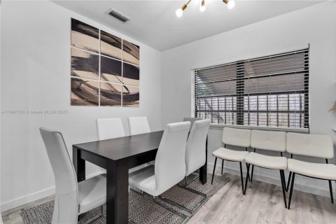House in Miami Beach, Florida 4 bedrooms, 208.94 sq.m. № 1949215 - photo 8