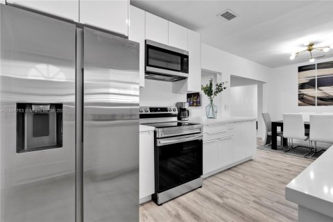 House in Miami Beach, Florida 4 bedrooms, 208.94 sq.m. № 1949215 - photo 11