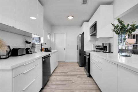 House in Miami Beach, Florida 4 bedrooms, 208.94 sq.m. № 1949215 - photo 13