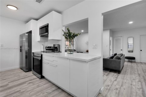 House in Miami Beach, Florida 4 bedrooms, 208.94 sq.m. № 1949215 - photo 9