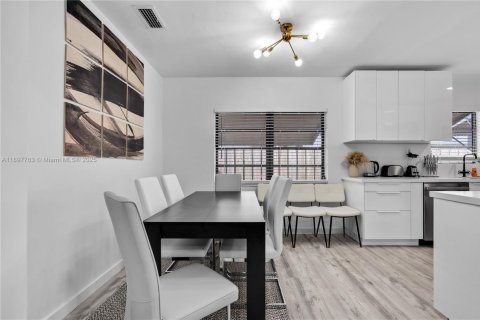 House in Miami Beach, Florida 4 bedrooms, 208.94 sq.m. № 1949215 - photo 7