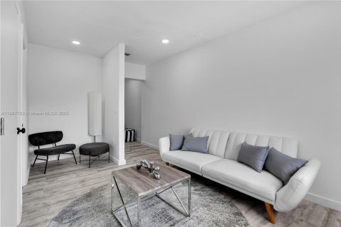 House in Miami Beach, Florida 4 bedrooms, 208.94 sq.m. № 1949215 - photo 16
