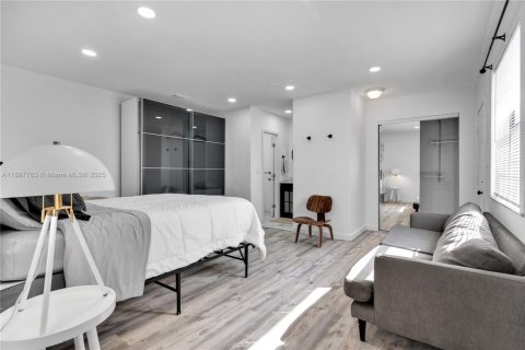 House in Miami Beach, Florida 4 bedrooms, 208.94 sq.m. № 1949215 - photo 19