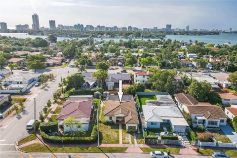 House in Miami Beach, Florida 4 bedrooms, 208.94 sq.m. № 1949215 - photo 1