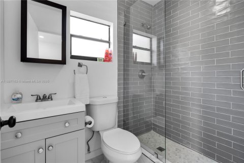 House in Miami Beach, Florida 4 bedrooms, 208.94 sq.m. № 1949215 - photo 17