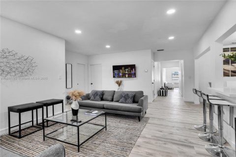 House in Miami Beach, Florida 4 bedrooms, 208.94 sq.m. № 1949215 - photo 3