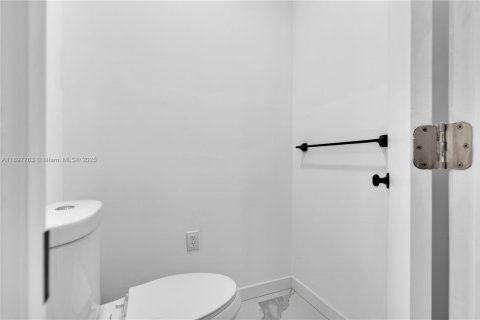 House in Miami Beach, Florida 4 bedrooms, 208.94 sq.m. № 1949215 - photo 23