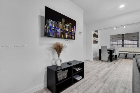 House in Miami Beach, Florida 4 bedrooms, 208.94 sq.m. № 1949215 - photo 6