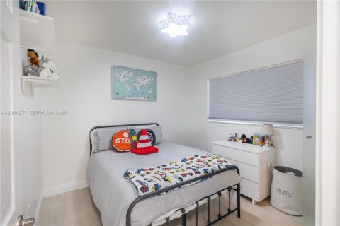 House in Hollywood, Florida 2 bedrooms, 82.13 sq.m. № 2281897 - photo 11