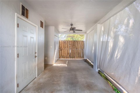House in Hollywood, Florida 2 bedrooms, 82.13 sq.m. № 2281897 - photo 18