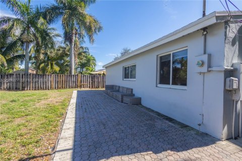House in Hollywood, Florida 2 bedrooms, 82.13 sq.m. № 2281897 - photo 21