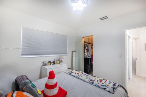 House in Hollywood, Florida 2 bedrooms, 82.13 sq.m. № 2281897 - photo 12