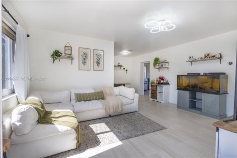 House in Hollywood, Florida 2 bedrooms, 82.13 sq.m. № 2281897 - photo 2