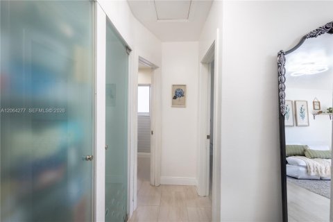 House in Hollywood, Florida 2 bedrooms, 82.13 sq.m. № 2281897 - photo 17