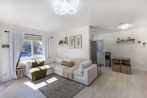 House in Hollywood, Florida 2 bedrooms, 82.13 sq.m. № 2281897 - photo 4