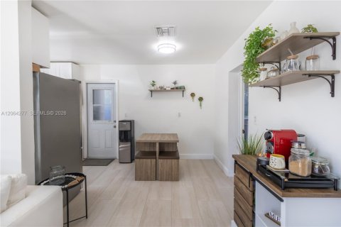 House in Hollywood, Florida 2 bedrooms, 82.13 sq.m. № 2281897 - photo 3