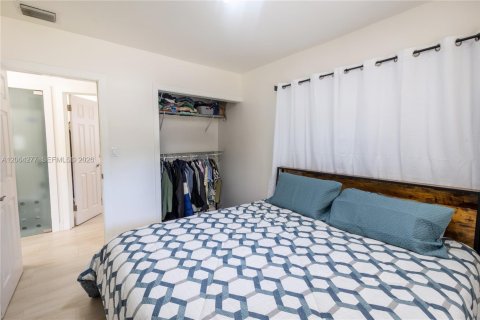 House in Hollywood, Florida 2 bedrooms, 82.13 sq.m. № 2281897 - photo 15