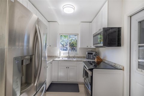 House in Hollywood, Florida 2 bedrooms, 82.13 sq.m. № 2281897 - photo 6