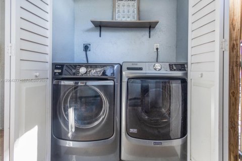 House in Hollywood, Florida 2 bedrooms, 82.13 sq.m. № 2281897 - photo 19
