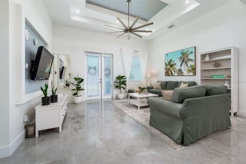 House in Cape Coral, Florida 4 bedrooms, 158.21 sq.m. № 1679110 - photo 4