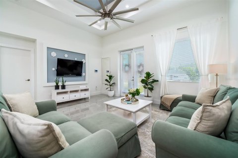 House in Cape Coral, Florida 4 bedrooms, 158.21 sq.m. № 1679110 - photo 11