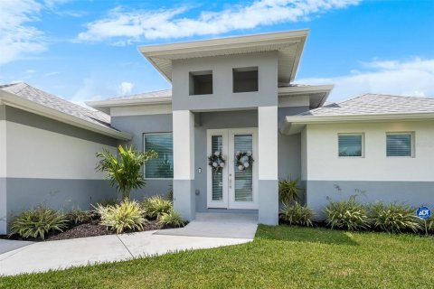 House in Cape Coral, Florida 4 bedrooms, 158.21 sq.m. № 1679110 - photo 2