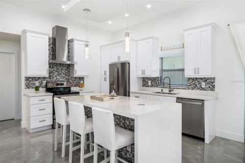 House in Cape Coral, Florida 4 bedrooms, 158.21 sq.m. № 1679110 - photo 7