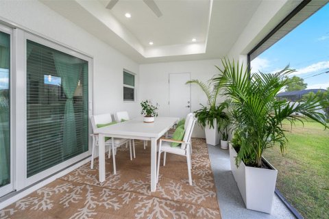 House in Cape Coral, Florida 4 bedrooms, 158.21 sq.m. № 1679110 - photo 26