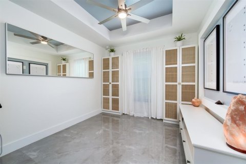 House in Cape Coral, Florida 4 bedrooms, 158.21 sq.m. № 1679110 - photo 18