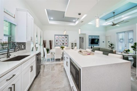 House in Cape Coral, Florida 4 bedrooms, 158.21 sq.m. № 1679110 - photo 8