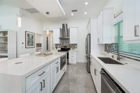 House in Cape Coral, Florida 4 bedrooms, 158.21 sq.m. № 1679110 - photo 6