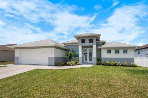 House in Cape Coral, Florida 4 bedrooms, 158.21 sq.m. № 1679110 - photo 1