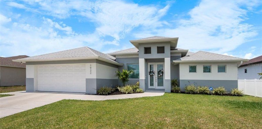 House in Cape Coral, Florida 4 bedrooms, 158.21 sq.m. № 1679110