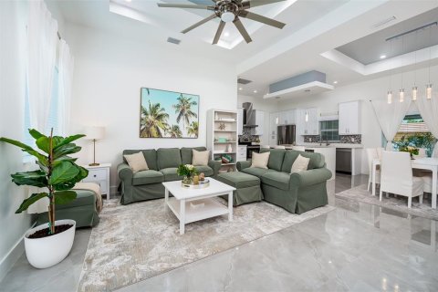 House in Cape Coral, Florida 4 bedrooms, 158.21 sq.m. № 1679110 - photo 3