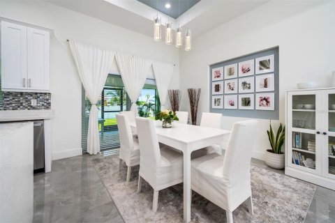House in Cape Coral, Florida 4 bedrooms, 158.21 sq.m. № 1679110 - photo 9