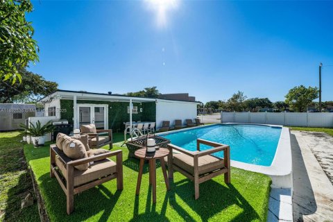 Villa ou maison à North Miami, Floride 4 chambres, 135.73 m2 № 2034299