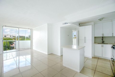 Condominio en venta en Miami Beach, Florida, 2 dormitorios, 74.14 m2 № 2056026 - foto 11