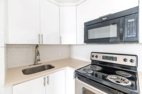 Condominio en venta en Miami Beach, Florida, 2 dormitorios, 74.14 m2 № 2056026 - foto 10