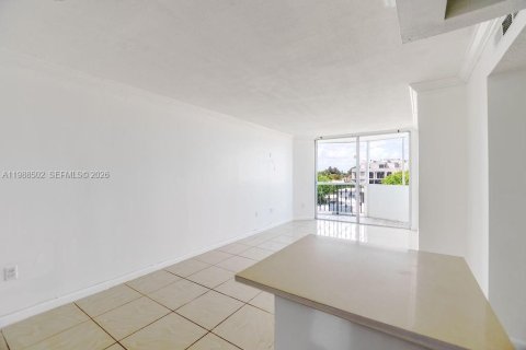 Condominio en venta en Miami Beach, Florida, 2 dormitorios, 74.14 m2 № 2056026 - foto 12