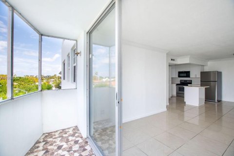 Condominio en venta en Miami Beach, Florida, 2 dormitorios, 74.14 m2 № 2056026 - foto 16