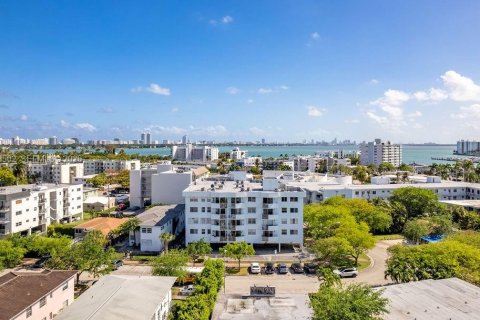 Condominio en venta en Miami Beach, Florida, 2 dormitorios, 74.14 m2 № 2056026 - foto 1