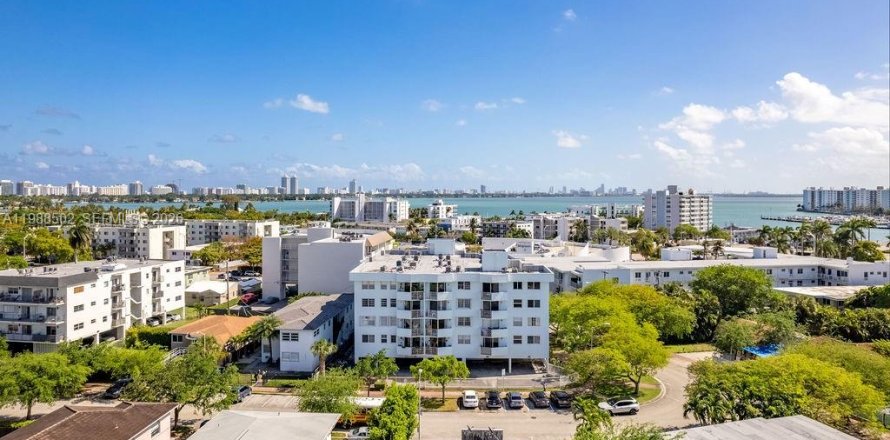 Condominio en Miami Beach, Florida, 2 dormitorios  № 2056026