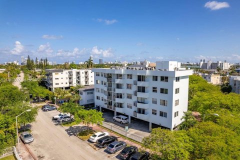 Condominio en venta en Miami Beach, Florida, 2 dormitorios, 74.14 m2 № 2056026 - foto 3