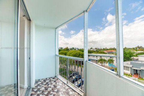 Condominio en venta en Miami Beach, Florida, 2 dormitorios, 74.14 m2 № 2056026 - foto 18