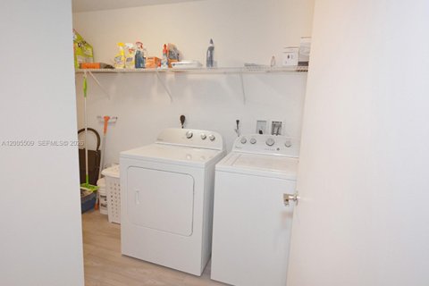 Copropriété à vendre à Miami, Floride: 2 chambres, 101.91 m2 № 2069614 - photo 9